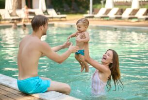 rodzina na basenie